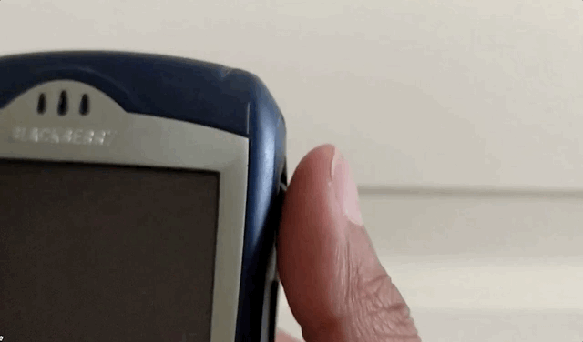 Using the BlackBerry’s scroll dial